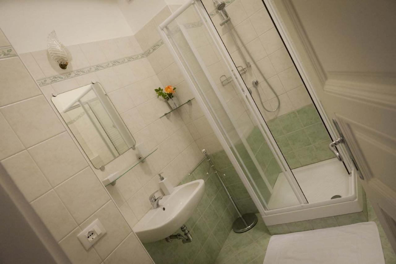 Domus Liberta - Boutique Rooms Trieste Luaran gambar